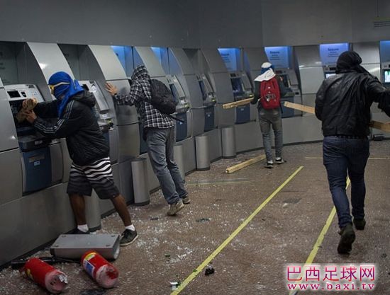 砸抢提款机.jpg