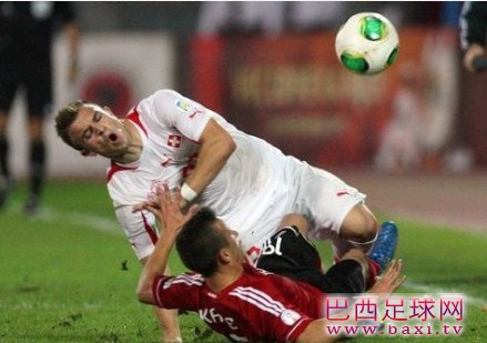 沙齐里在瑞士与阿尔巴尼亚的比赛中受伤.jpg