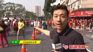 球迷太热情了.gif
